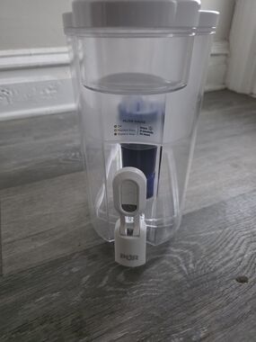 PUR Water Filter Pitcher with White Lid and Spout